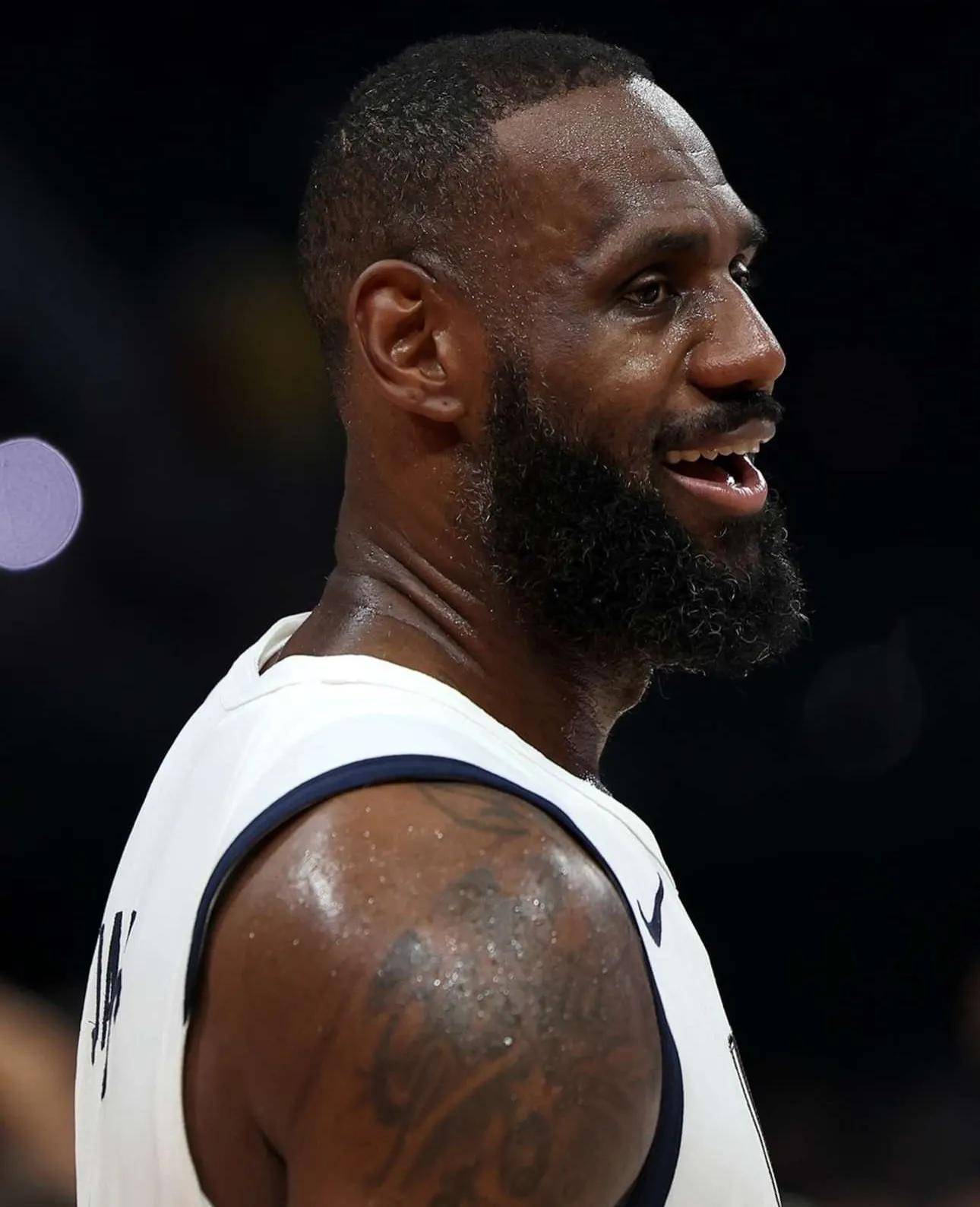 关于比赛规则变更引爆全场！，詹姆斯意外战胜独行侠观众掌声雷动的信息