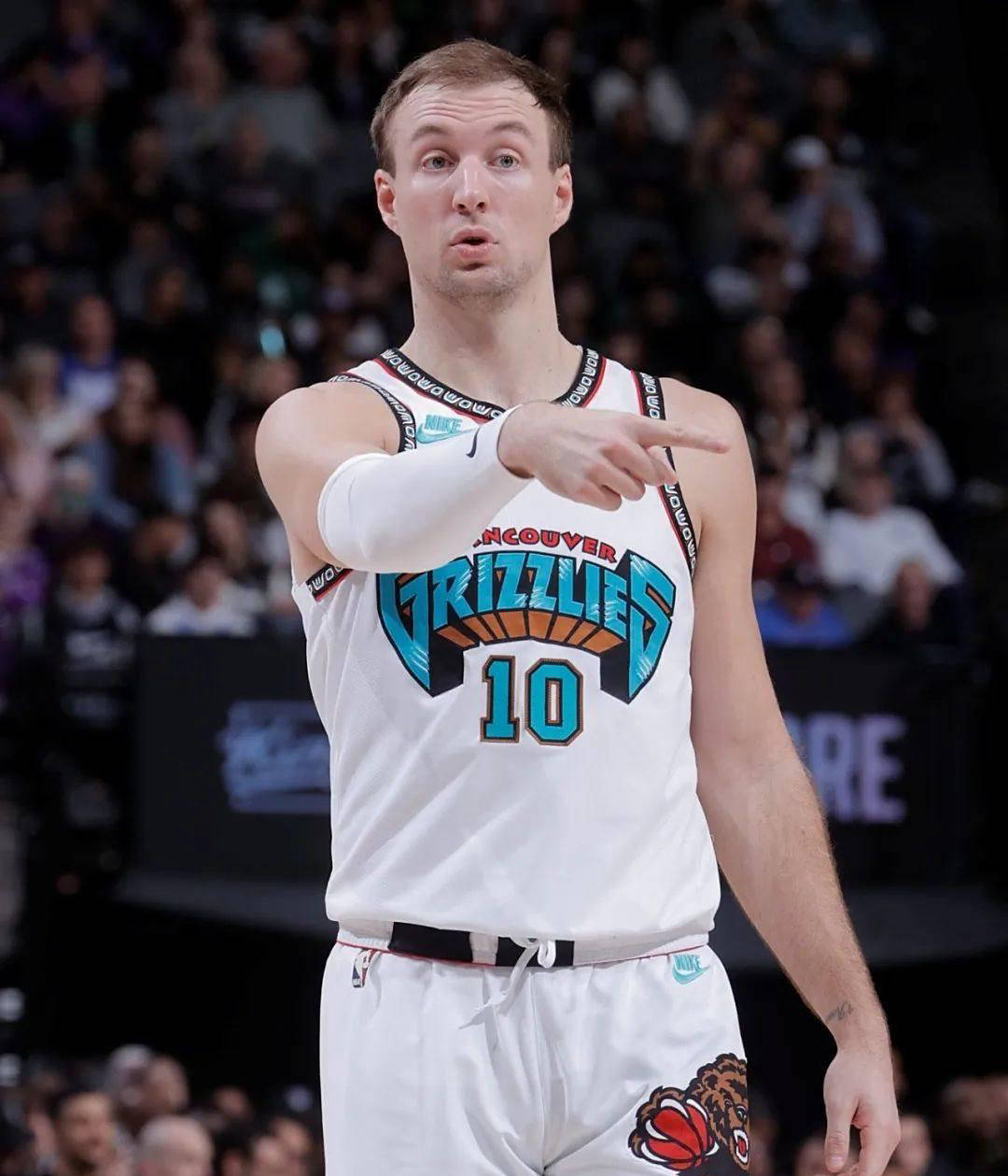 德布劳内在老鹰比赛中赛况扑朔迷离，精彩发挥引发热议！(德布劳内最新伤势)爱游戏体育官方网站