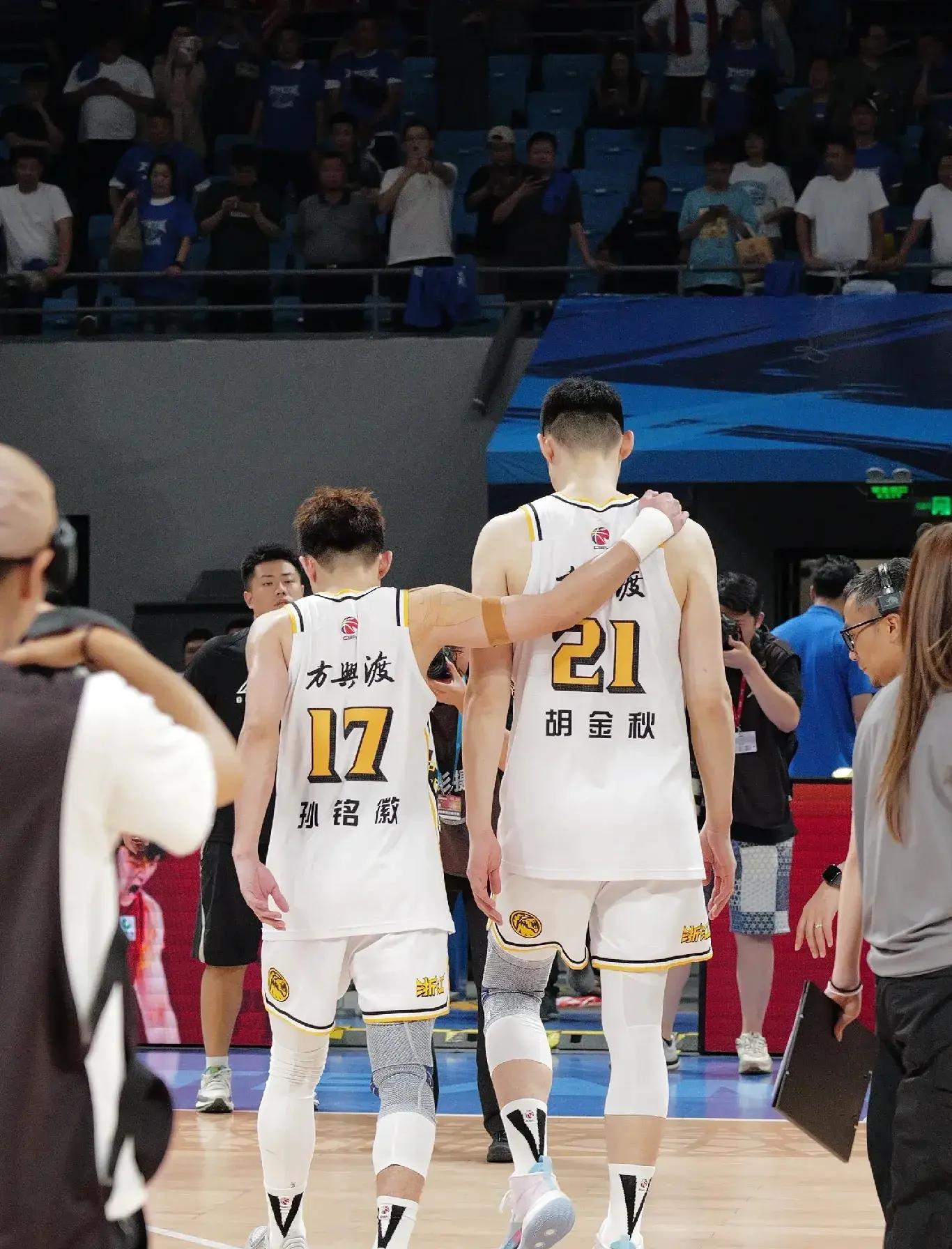 包含赛前体能课后，广厦男篮更衣室发声备战CBA季后赛，更衣室稳定，细节决定成败的词条