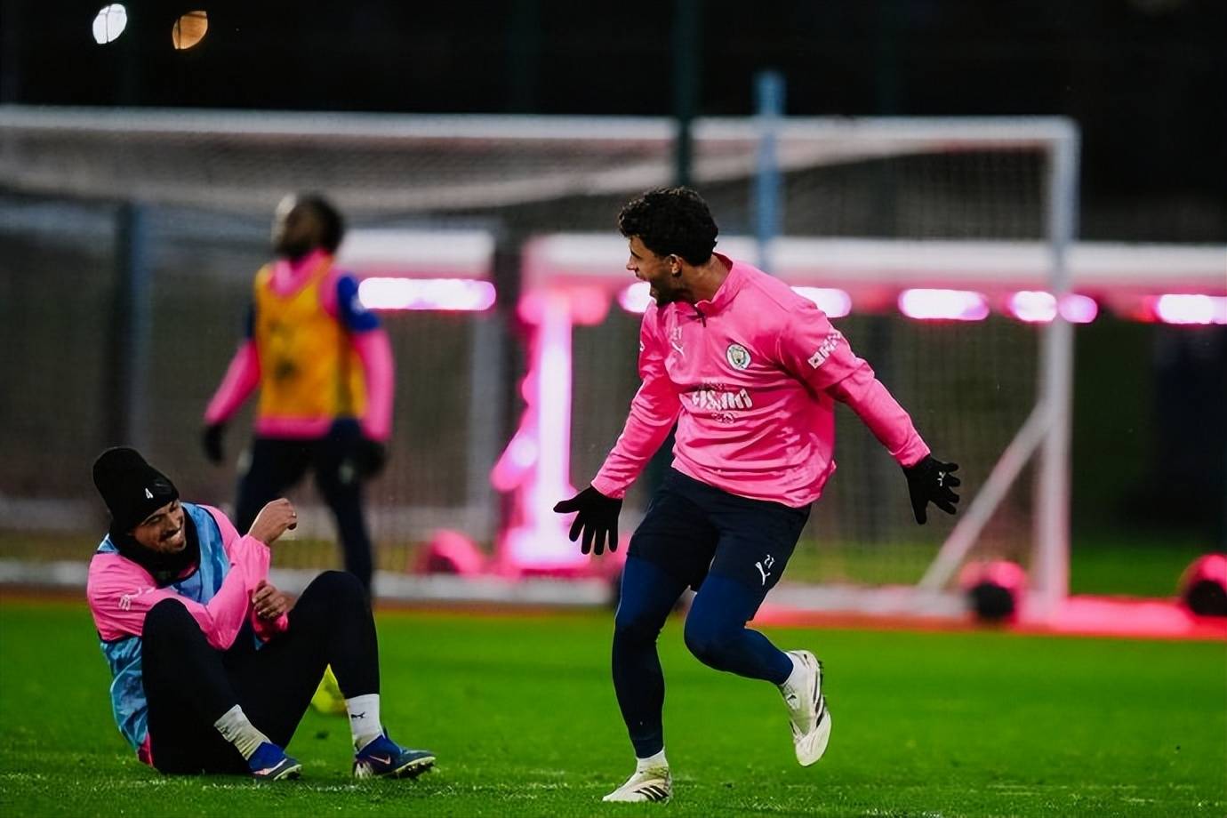 包含金州勇士防线松动备战欧联俄克拉荷马雷霆状态回暖备战英超，西汉姆围绕NBA季后赛扳平良机都惊呆了的词条爱游戏